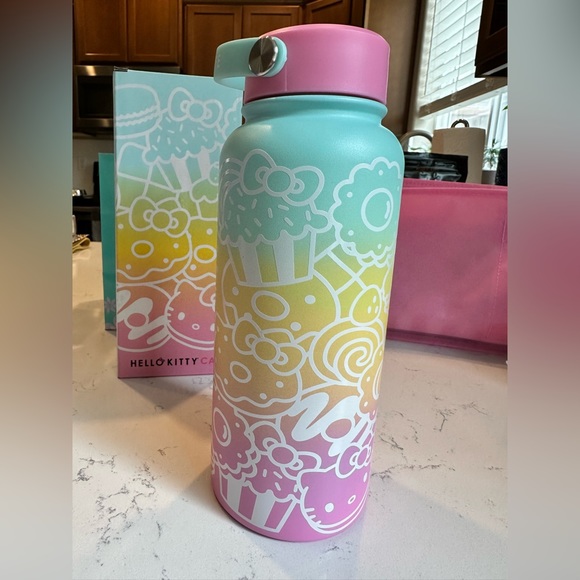 Exclusive 💫💫🌟new in box Hello Kitty Cafe 32 oz. Water bottle 💕💛🩵🎀 - Picture 4 of 6